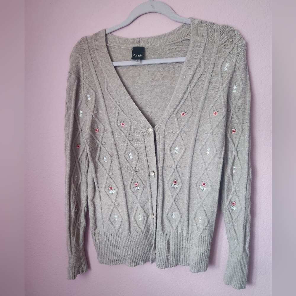 Elegant Vintage style floral cardigan
